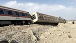 Foto-foto Kereta di Iran Tabrak Eskavator, Terguling, 13 Orang Tewas