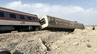 Penampakan kereta penumpang yang tergelincir usai bertabrakan dengan sebuah eskavator di dekat Tabas, Provinsi Yazd, Iran.