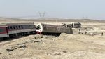 Foto-foto Kereta di Iran Tabrak Eskavator, Terguling, 13 Orang Tewas