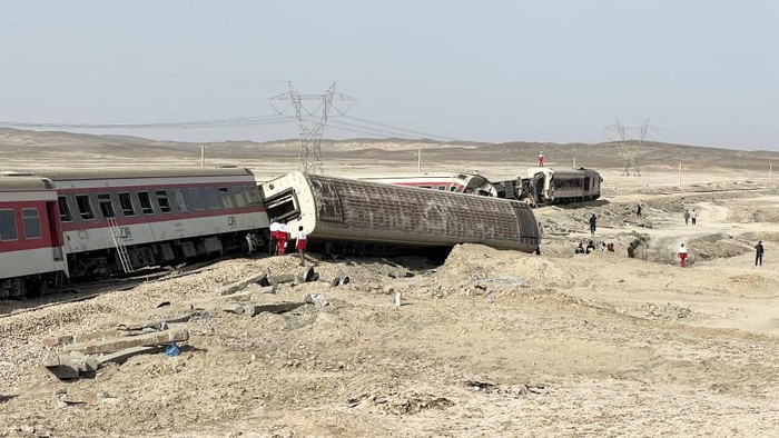 Ngeri! Potret Kereta Tergelincir yang Tewaskan 13 Orang di Iran Sebuah kereta penumpang tergelincir di Iran. Kantor berita semi-resmi Fars menyebut 13 orang tewas dan 60 penumpang terluka akibat insiden ini.