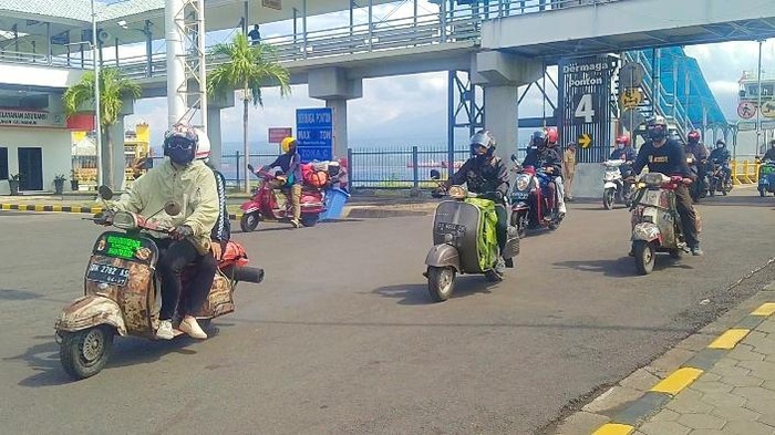 Para pengendara Vespa saat keluar dari kapal di Pelabuhan Gilimanuk, Jembrana, Bali, Selasa (8/6/2022). Kedatangan mereka untuk mengikuti Vespa World Day 2022 di Nusa Dua, Bali.