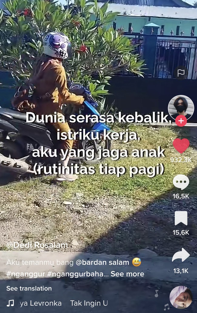 Beredar postingan viral seorang suami mengaku tidak bekerja dan menjaga anaknya di rumah. Sedangkan istrinya yang aktif bekerja sebagai PNS. Ia mengaku lulusan jurusan teknik komputer dan sejak 2019 menjadi pengangguran. Dia memilih mengasuh buah hatinya di rumah. Pria tersebut membagikan kisahnya lewat akun TikTok @dedirosalam. Foto: Dok. TikTok @dedirosalam.