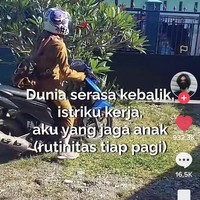 Beredar postingan viral seorang suami mengaku tidak bekerja dan menjaga anaknya di rumah. Sedangkan istrinya yang aktif bekerja sebagai PNS. Ia mengaku lulusan jurusan teknik komputer dan sejak 2019 menjadi pengangguran. Dia memilih mengasuh buah hatinya di rumah. Pria tersebut membagikan kisahnya lewat akun TikTok @dedirosalam. Foto: Dok. TikTok @dedirosalam.