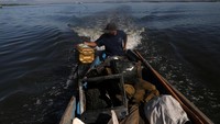 Kondisi itu membuat tak sedikit nelayan di Brasil yang kini banting setir mengumpulkan limbah dari Teluk Guanabara.