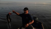 Limbah yang dikumpulkan dari Teluk Guanabara itu dikumpulkan oleh para nelayan untuk proyek lingkungan yang memberikan mereka pemasukan tambahan.  