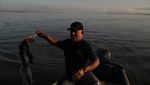 Nelayan Brasil Memulung Sampah di Laut Gegara Pasokan Ikan Menurun
