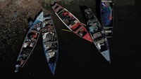 Penampakan perahu nelayan yang terlihat membawa beragam limbah dari Teluk Guanabara untuk proyek lingkungan yang membayar gaji nelayan karena kekurangan ikan di pantai Bancarios di Ilha do Governador, Rio de Janeiro, Brasil, Senin (6/6/2022).