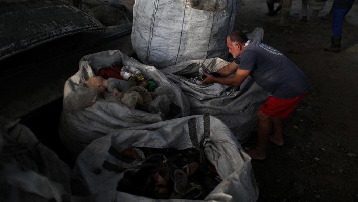 Kekurangan pasokan ikan membuat nelayan di Brasil kesulitan mendapat pemasukan. Mereka banting setir mencari uang dengan kumpulkan limbah dari Teluk Guanabara.