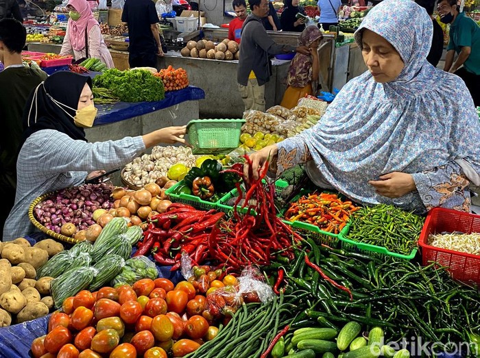 Harga cabai di Kota Bandung merangkak naik. Seperti cabai rawit yang sebelumnya dijual senilai Rp 80 kini dibanderol dengan harga Rp 100 ribu per kilogram.