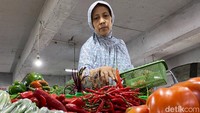 Elly menyebut kondisi saat ini yang masih musim hujan membuat pasokan cabai ke pasaran menjadi berkurang. Sementara itu, kenaikan harga cabai rawit hingga menembus angka Rp 100 ribu per kilogram ini dikeluhkan para pembeli.