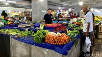 Tak hanya cabai, bawang merah dan komoditas sayur-sayuran lainnya juga ikut merangkak naik. Elly menyebut harga bawang merah naik dari Rp 35 ribu menjadi Rp 55 ribu. Selain itu, caisim yang sebelumnya dijual Rp 8 ribu kini menjadi Rp 14 ribu. Tak hanya pembeli, Elly pun berharap harga cabai kembali normal, karena ia merasa iba kepada para pembeli, khususnya langanannya yang menggunakan cabai untuk bahan dagang.
