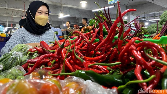Pedas! Harga Cabai Rawit di Bandung Tembus Rp 100 Ribu/Kg Harga cabai di Kota Bandung merangkak naik. Seperti cabai rawit yang sebelumnya dijual senilai Rp 80 kini dibanderol dengan harga Rp 100 ribu per kilogram.