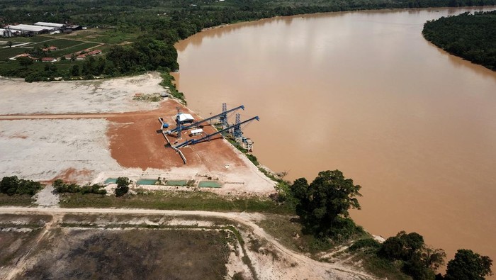 PELABUHAN TANAM UNTUK JALUR ALTERNATIF ANGKUTAN BATU BARA Foto udara Pelabuhan Tenam di tepi Sungai Batanghari, Muara Bulian, Batanghari, Jambi, Rabu (8/6/2022). Pemerintah Provinsi Jambi tengah menyiapkan Pelabuhan Tenam yang pembangunannya telah mencapai 90 persen lebih sebagai salah satu jalur alternatif angkutan batu bara di daerah itu yang saat ini masih melewati jalan nasional sehingga menyebabkan kemacetan panjang setiap hari. ANTARA FOTO/Wahdi Septiawan/tom.