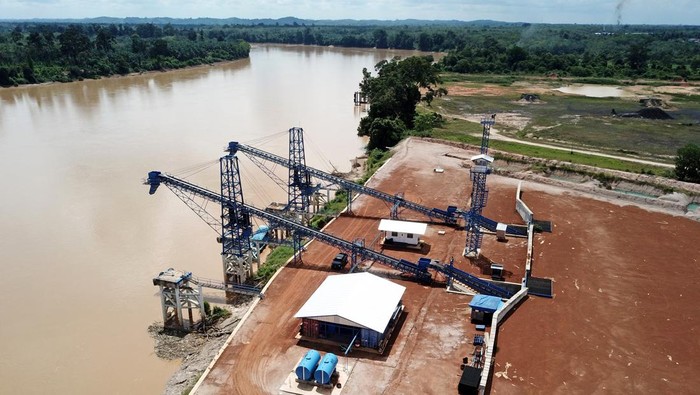 PELABUHAN TANAM UNTUK JALUR ALTERNATIF ANGKUTAN BATU BARA Foto udara Pelabuhan Tenam di tepi Sungai Batanghari, Muara Bulian, Batanghari, Jambi, Rabu (8/6/2022). Pemerintah Provinsi Jambi tengah menyiapkan Pelabuhan Tenam yang pembangunannya telah mencapai 90 persen lebih sebagai salah satu jalur alternatif angkutan batu bara di daerah itu yang saat ini masih melewati jalan nasional sehingga menyebabkan kemacetan panjang setiap hari. ANTARA FOTO/Wahdi Septiawan/tom.