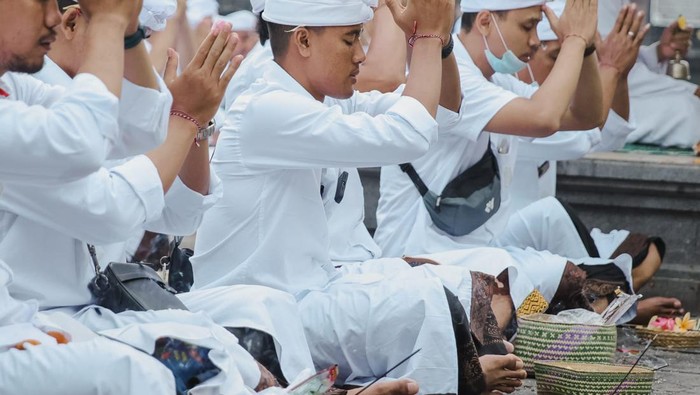 Pemain Bali United melakukan persembahyangan Hari Raya Galungan 2022.