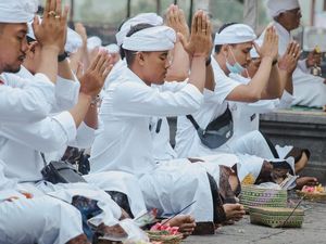 Pemain Bali United Rayakan Galungan 2022, Bagi-bagi Daging Babi