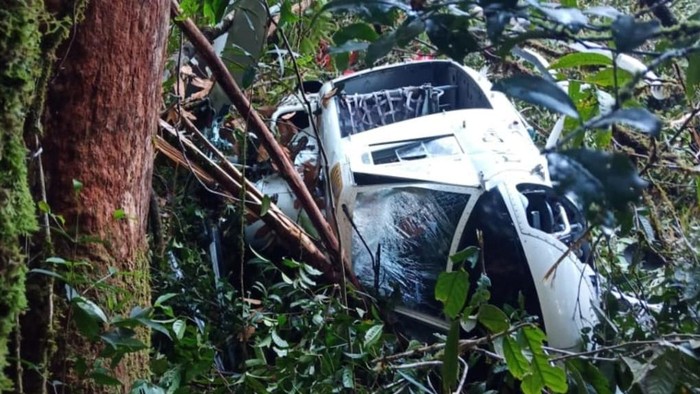 Penampakan helikopter rusak berat usai mendarat darurat di Timika, Mimika, Papua (Dok. Istimewa)