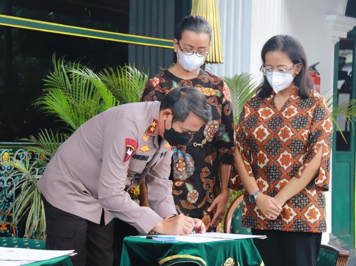 GKR Condrokirono dan Kapolda DIY Irjen Asep Suhendar menandatangani MoU penggunaan lahan Sultan Ground untuk Markas Brimob Batalyon C, Rabu (8/6/2022).