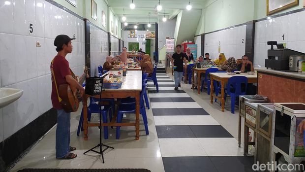 Pengamen Asrianto atau Anto yang viral bernyanyi bareng Tantri Kotak.