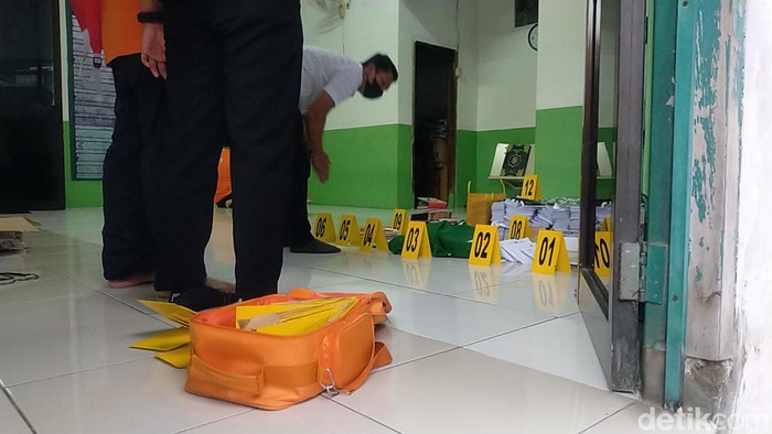 Polisi menyita sejumlah surat dan dokumen beserta barang lainnya setelah menggeledah sekretariat Khilafatul Muslimin Surabaya Raya.