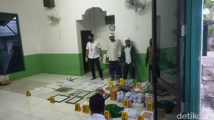 Polisi menyita sejumlah surat dan dokumen beserta barang lainnya setelah menggeledah sekretariat Khilafatul Muslimin Surabaya Raya.