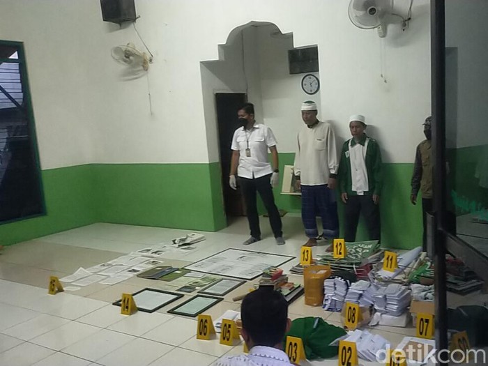 Polisi menyita sejumlah surat dan dokumen beserta barang lainnya setelah menggeledah sekretariat Khilafatul Muslimin Surabaya Raya.