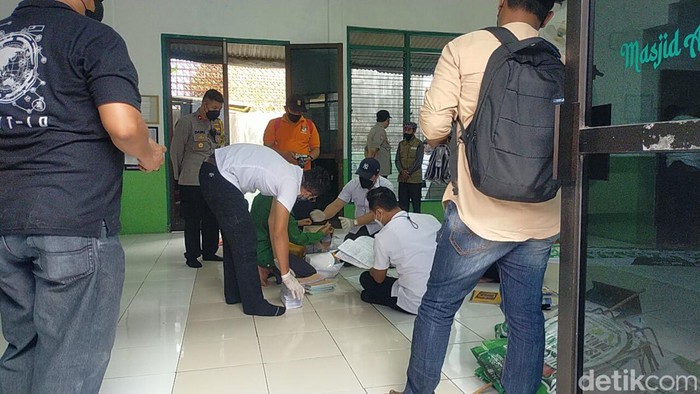 Polisi menyita sejumlah surat dan dokumen beserta barang lainnya setelah menggeledah sekretariat Khilafatul Muslimin Surabaya Raya.