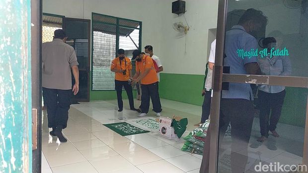 Penggeledahan sekretariat Khilafatul Muslimin Surabaya Raya