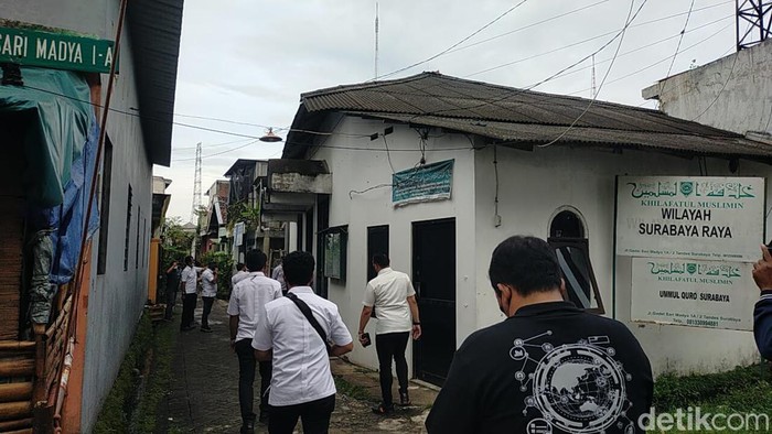 Penggeledahan sekretariat Khilafatul Muslimin Surabaya Raya