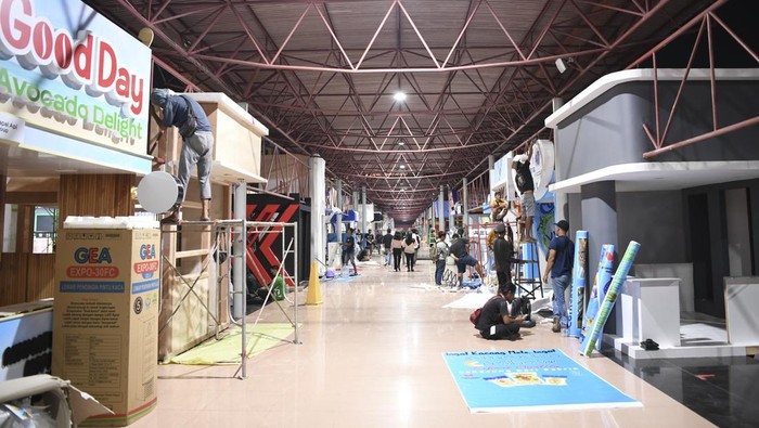 Sejumlah pekerja menyelesaikan pembangunan stan jelang digelarnya Jakarta Fair atau Pekan Raya Jakarta 2022 di JIExpo, Kemayoran, Jakarta, Selasa (7/6/2022). PRJ 2022 yang akan berlangsung pada 9 Juni hingga 17 Juli tersebut akan diikuti sekitar 2.500 perusahaan dengan membuka 1.500 stan untuk memamerkan berbagai produk unggulannya serta hiburan konser musik dari sejumlah musisi dan grup band tanah air. ANTARA FOTO/M Risyal Hidayat/foc.