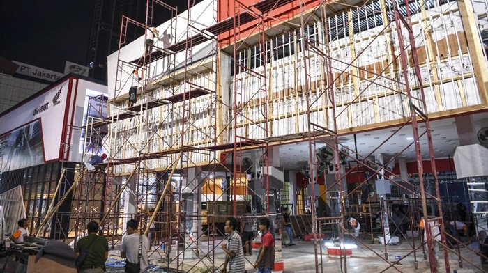 Sejumlah pekerja menyelesaikan pembangunan stan jelang digelarnya Jakarta Fair atau Pekan Raya Jakarta 2022 di JIExpo, Kemayoran, Jakarta, Selasa (7/6/2022). PRJ 2022 yang akan berlangsung pada 9 Juni hingga 17 Juli tersebut akan diikuti sekitar 2.500 perusahaan dengan membuka 1.500 stan untuk memamerkan berbagai produk unggulannya serta hiburan konser musik dari sejumlah musisi dan grup band tanah air. ANTARA FOTO/M Risyal Hidayat/foc.