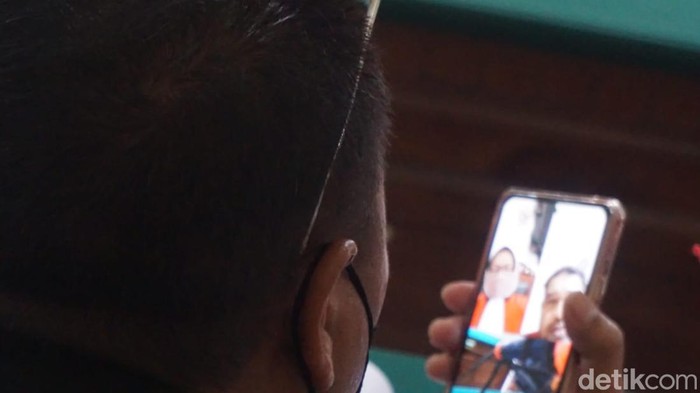 Persidangan daring di PN Surabaya atas terdakwa pencuri marmer di rumah kosong