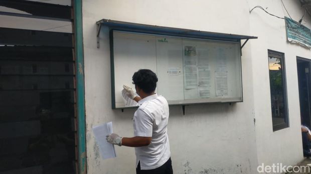 Petugas mengumpulkan pamflet dan selebaran yang terpajang di masjid