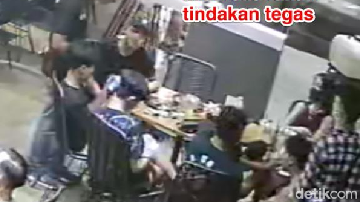 Pihak Kafe Wow kemudian menunjukkan gambar stafnya yang diklaim sedang menegur pengunjung pria yang viral berpangku-pangkuan. (dok Istimewa)