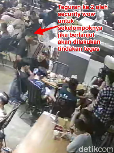 Pihak Kafe Wow kemudian menunjukkan gambar stafnya yang diklaim sedang menegur pengunjung pria yang viral berpangku-pangkuan. (dok Istimewa)