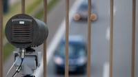 Sebuah kamera disiapkan untuk merekam para pengendara dari jembatan secara diagonal. Dari sana, rekaman berbasis AI tersebut menganalisis apakah pengemudi memegang ponsel di tangannya atau sibuk dengan smartphone.