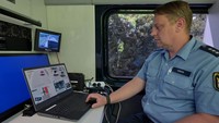 Saat AI mendeteksi, kamera CCTV tersebut langsung mengambil foto yang kemudian dikirimkan ke layar petugas polisi. 