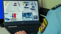 Polisi kemudian melihat dari dekat foto-foto tersebut dan memutuskan apakah pengemudi benar-benar main HP atau hanya sekedar memegang suatu barang lain misalnya tisu atau sapu tangan.