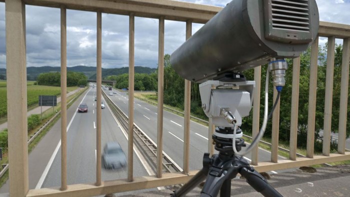 Polisi Jerman Buru Pengemudi Nakal yang Main HP saat Berkendara Polisi Jerman melakukan uji coba untuk memburu pengendara mobil nakal yang bermain HP saat berkendara lewat kamera CCTV.