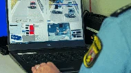 Polisi Jerman Buru Pengemudi Nakal yang Main HP saat Berkendara