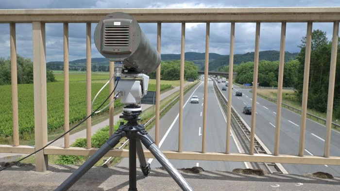 Polisi Jerman melakukan uji coba untuk memburu pengendara mobil nakal yang bermain HP saat berkendara lewat kamera CCTV.