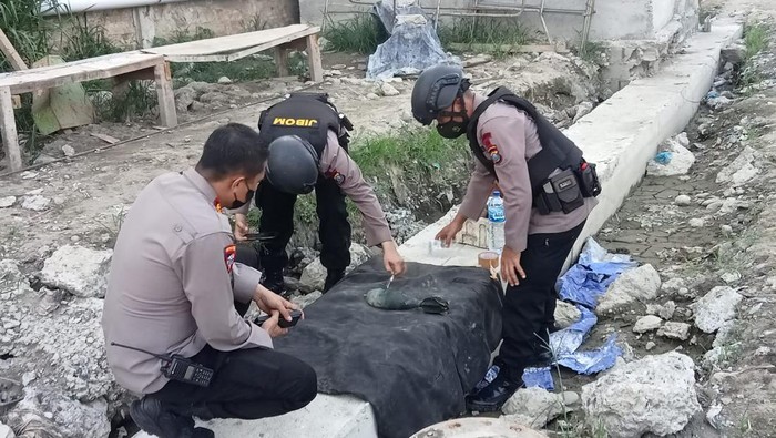 Polisi saat mengamankan benda diduga bom di Jalan Letda Sujono Medan