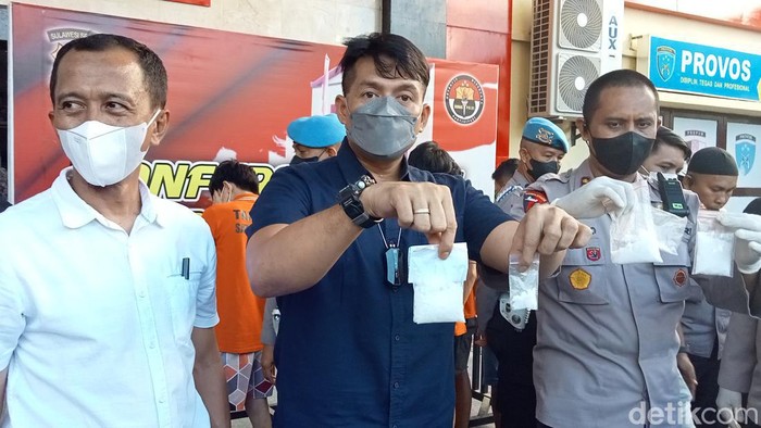 Polrestabes Makassar merilis penangkapan pelaku penjual sabu dan ganja melalui media sosial Instagram.