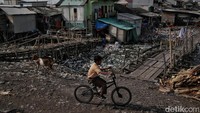 Sampah yang ada di area kampung nelayan itu didominasi oleh sampah plastik.