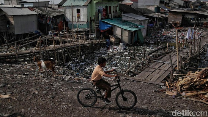 Tumpukan sampah terlihat di kampung nelayan yang berdekatan dengan tanggul laut di Cilincing, Jakut. Seperti apa penampakannya? Ini fotonya.