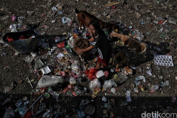 Tumpukan sampah terlihat di kampung nelayan yang berdekatan dengan tanggul laut di Cilincing, Jakut. Seperti apa penampakannya? Ini fotonya.