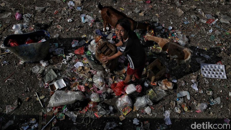 Tumpukan sampah terlihat di kampung nelayan yang berdekatan dengan tanggul laut di Cilincing, Jakut. Seperti apa penampakannya? Ini fotonya.