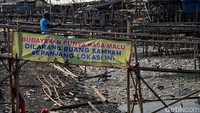 Padahal sudah ada larangan membuang sampah.