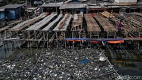 Tumpukan sampah yang memenuhi area kampung nelayan tersebut membuat kawasan di pesisir Jakarta Utara terlihat kumuh dan tidak sehat.