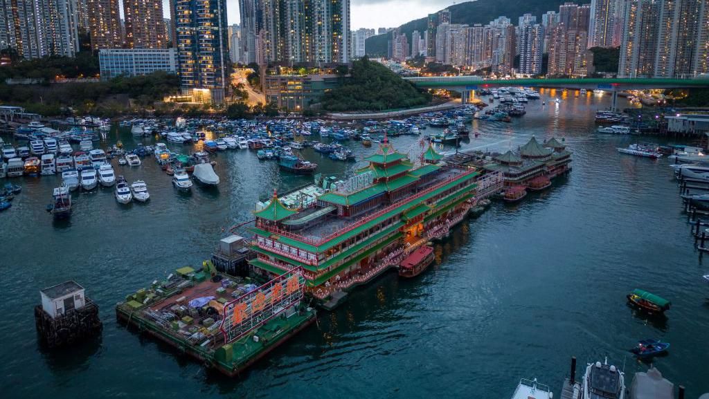 Foto-foto Restoran Apung Ikonik di Hong Kong yang Terancam Karam
